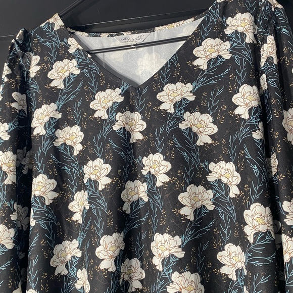 4/$16 Eden Ruth Top - Picture 2 of 4